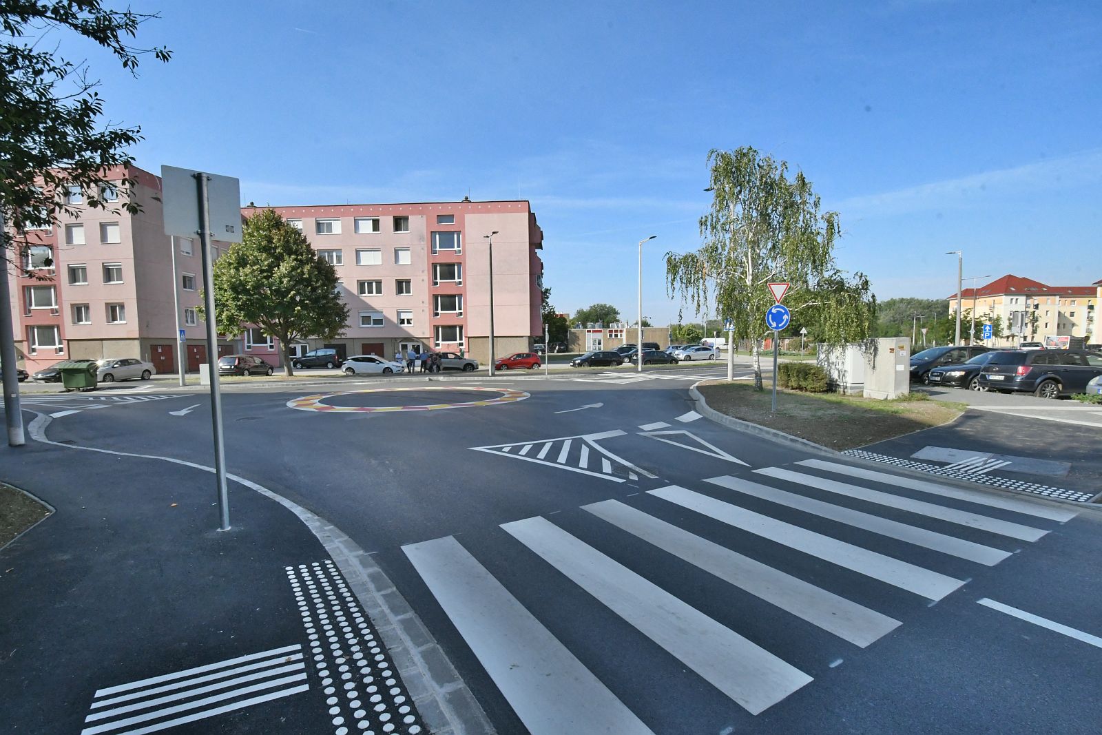 Három új gyalogos átkelőhely is épült a Hübner - Kelemen körforgalomban